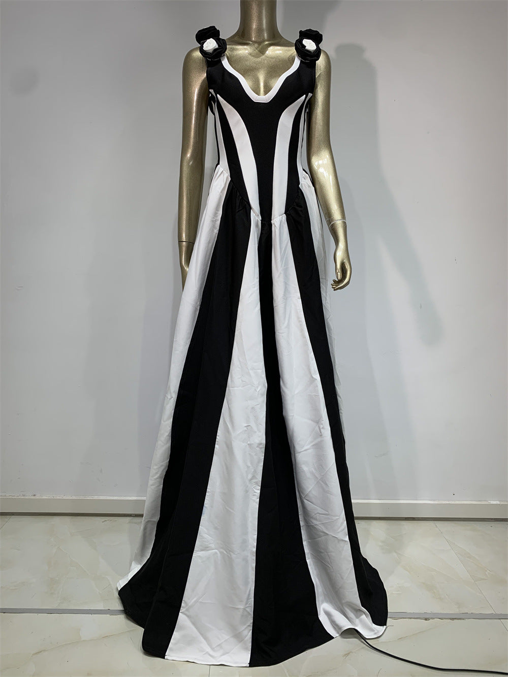 Black And White V-neck Spliced High Waisted Mop Dress - Sophinity