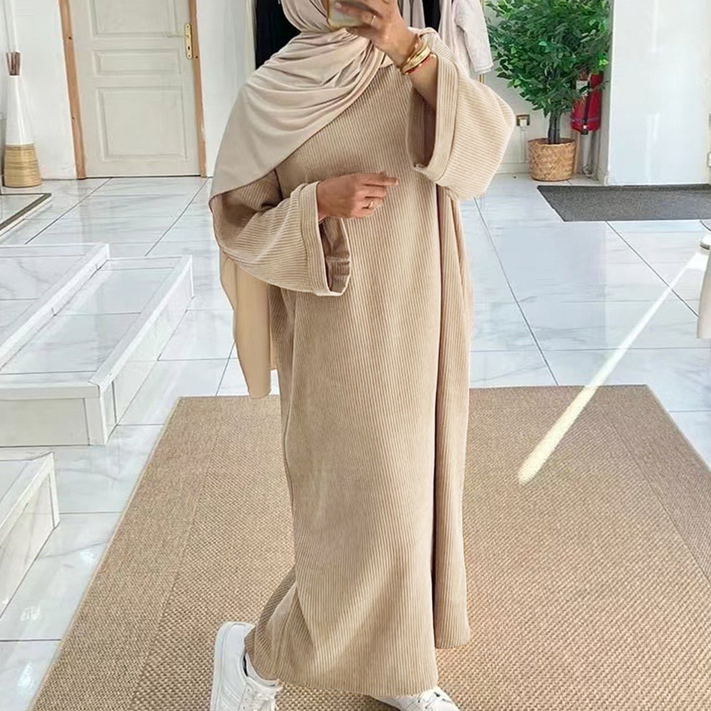 Light beige loose leisure dress with long sleeves, ideal for comfortable outings and casual wear