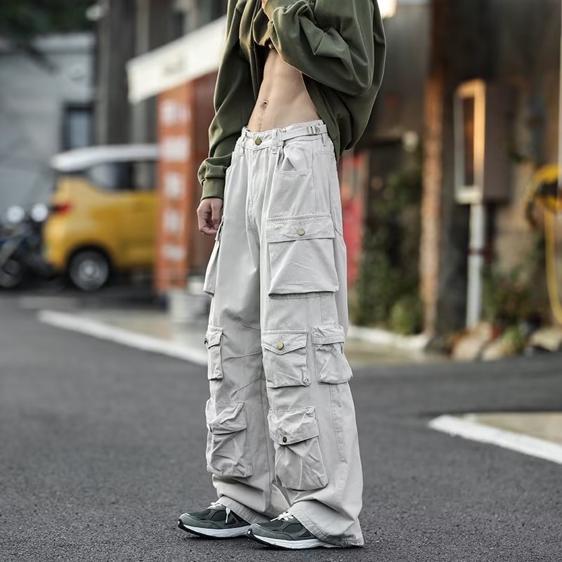 Men's vintage mechanical trousers in beige with multiple pockets for a stylish and functional look